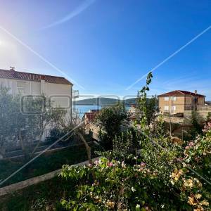 Kuća na 80 m od mora sa 6 stanova, Tisno, 350 m2
