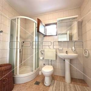 Kuća na 80 m od mora sa 6 stanova, Tisno, 350 m2