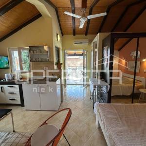 Kuća na Jadriji s dva apartmana, 40 m od plaže!
