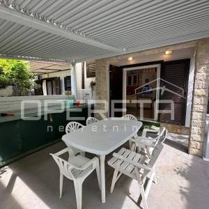 Kuća na Jadriji s dva apartmana, 40 m od plaže!
