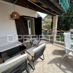 Kuća na Jadriji s dva apartmana, 40 m od plaže!
