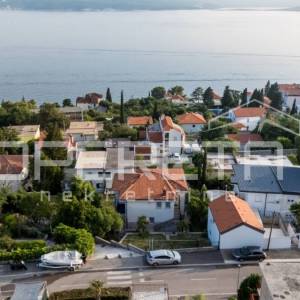 Kuća na velikoj parceli, otvoren pogled na more, tiha lokacija-Dramalj