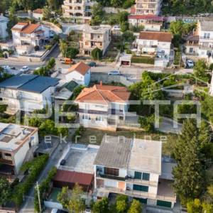 Kuća na velikoj parceli, otvoren pogled na more, tiha lokacija-Dramalj