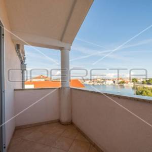 Kuća prvi red do mora sa 6 apartmana, Betina
