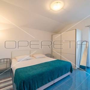 Kuća prvi red do mora sa 6 apartmana, Betina
