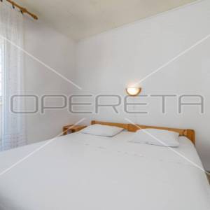 Kuća prvi red do mora sa 6 apartmana, Betina
