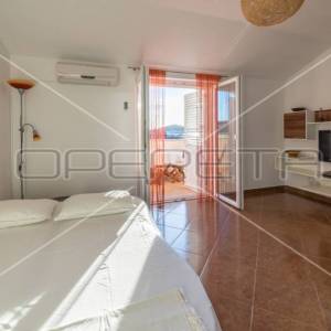 Kuća prvi red do mora sa 6 apartmana, Betina
