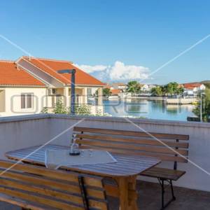 Kuća prvi red do mora sa 6 apartmana, Betina

