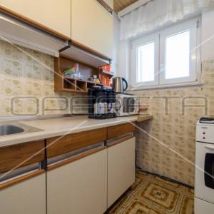 Kuća prvi red do mora sa 6 apartmana, Betina
