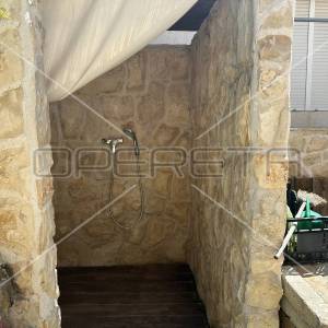 Kuća prvi red do mora sa 6 apartmana, Betina
