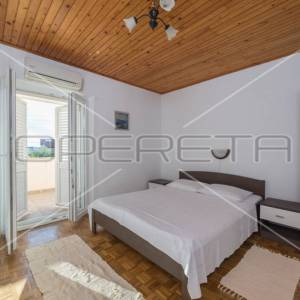 Kuća prvi red do mora sa 6 apartmana, Betina
