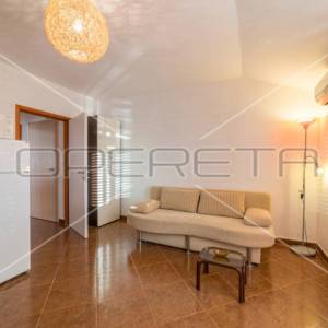 Kuća prvi red do mora sa 6 apartmana, Betina
