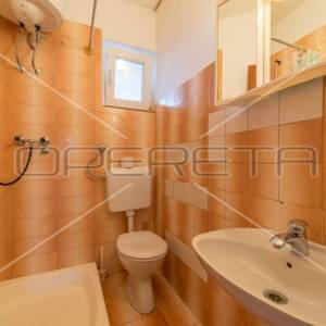 Kuća prvi red do mora sa 6 apartmana, Betina
