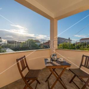 Kuća prvi red do mora sa 6 apartmana, Betina

