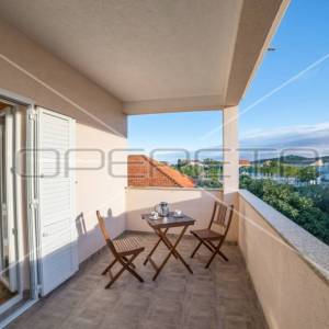 Kuća prvi red do mora sa 6 apartmana, Betina

