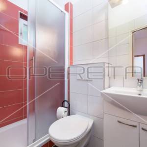 Kuća prvi red do mora sa 6 apartmana, Betina
