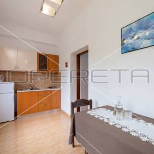 Kuća prvi red do mora sa 6 apartmana, Betina
