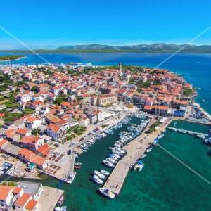 Kuća prvi red do mora sa 6 apartmana, Betina
