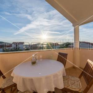 Kuća prvi red do mora sa 6 apartmana, Betina
