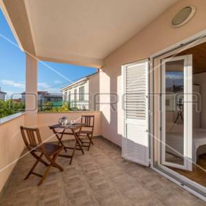 Kuća prvi red do mora sa 6 apartmana, Betina
