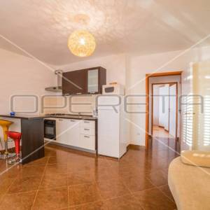 Kuća prvi red do mora sa 6 apartmana, Betina
