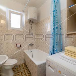 Kuća prvi red do mora sa 6 apartmana, Betina

