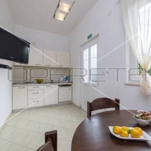 Kuća prvi red do mora sa 6 apartmana, Betina
