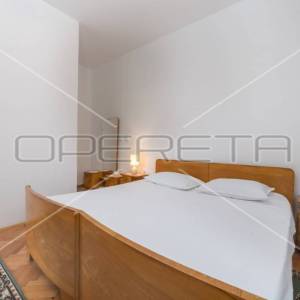 Kuća prvi red do mora sa 6 apartmana, Betina
