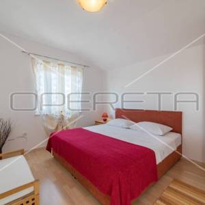 Kuća prvi red do mora sa 6 apartmana, Betina
