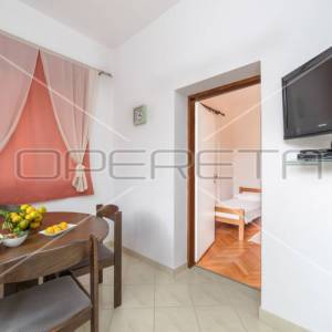 Kuća prvi red do mora sa 6 apartmana, Betina
