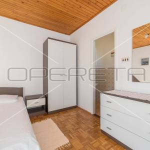Kuća prvi red do mora sa 6 apartmana, Betina

