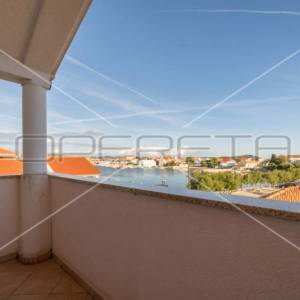 Kuća prvi red do mora sa 6 apartmana, Betina
