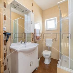 Kuća prvi red do mora sa 6 apartmana, Betina
