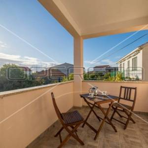 Kuća prvi red do mora sa 6 apartmana, Betina
