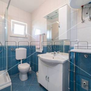 Kuća prvi red do mora sa 6 apartmana, Betina
