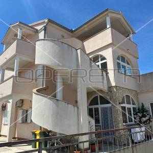 Kuća prvi red do mora sa 6 apartmana, Betina
