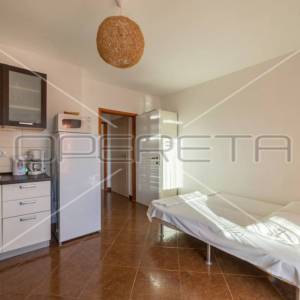 Kuća prvi red do mora sa 6 apartmana, Betina
