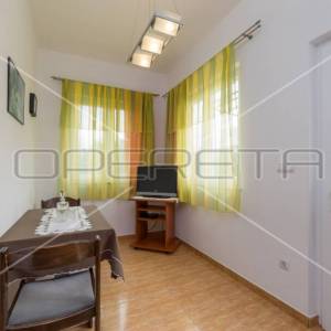 Kuća prvi red do mora sa 6 apartmana, Betina
