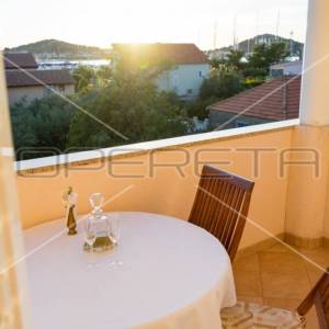 Kuća prvi red do mora sa 6 apartmana, Betina
