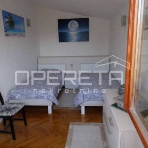 Kuća s 2 stana i okućnicom, 150m od mora