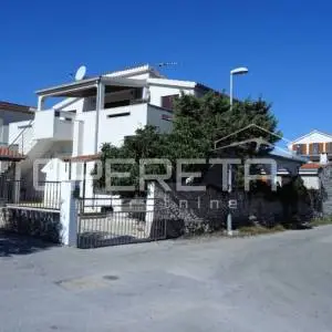 Kuća s 2 stana i okućnicom, 150m od mora