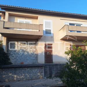 Kuća s 2 stana i vrtom, Šibenik-Brodarica