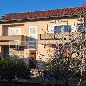 Kuća s 2 stana i vrtom, Šibenik-Brodarica
