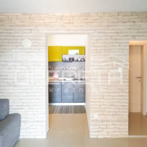 Kuća s 3 apartmana u Žaboriću – pogled na more, vez za čamac i blizina plaže!