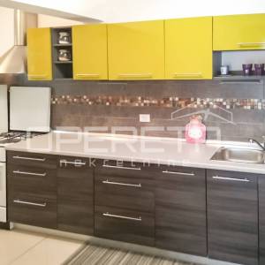Kuća s 3 apartmana u Žaboriću – pogled na more, vez za čamac i blizina plaže!
