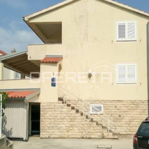 Kuća s 3 apartmana u Žaboriću – pogled na more, vez za čamac i blizina plaže!