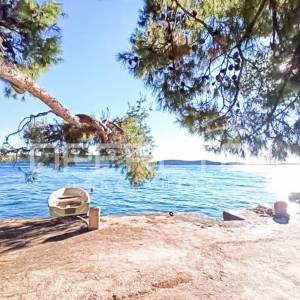 Kuća s 3 apartmana u Žaboriću – pogled na more, vez za čamac i blizina plaže!