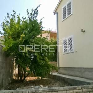 Kuća s 3 apartmana u Žaboriću – pogled na more, vez za čamac i blizina plaže!