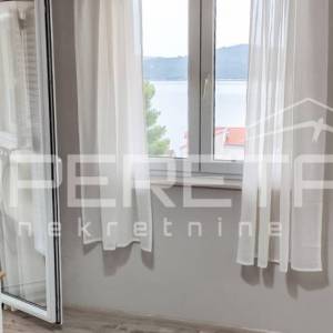 Kuća s 3 apartmana u Žaboriću – pogled na more, vez za čamac i blizina plaže!