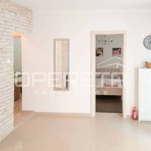 Kuća s 3 apartmana u Žaboriću – pogled na more, vez za čamac i blizina plaže!